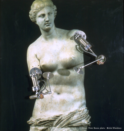 sculpture de Venus se cachant les seins par deux bras prothèses, sculpture robotique de Peter Keene, robot