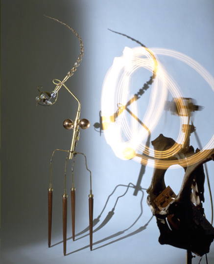 Cyborg, sculpture Peter Keene - cow skeleton, motor,camera, art contemporain