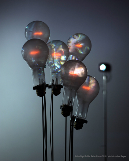 installtion lumineuse, projection video sur ampoules à incandescence.Peter Keene et Piet.sO