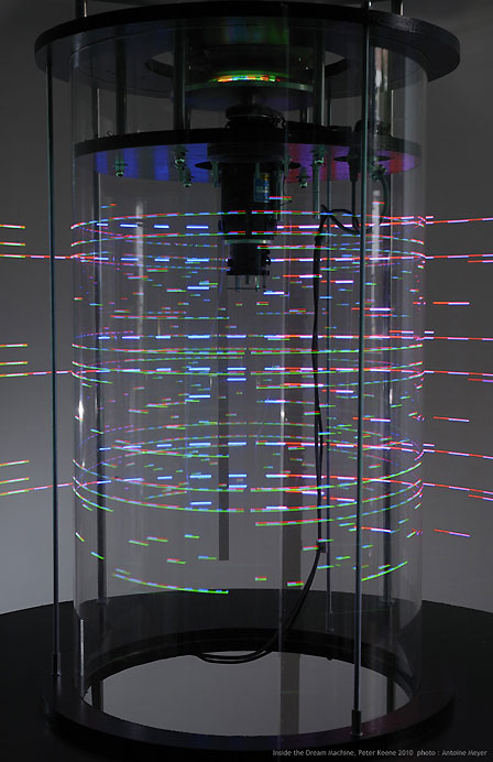 installation lumineuse cinétique inside the Dream machine de Peter Keene
