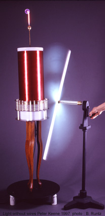 bobines de Tesla et tubes néons Peter Keene installation