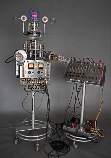 Peter Keene, robot synthétiseur analogique vintage 2021 avec circuit cybernétique. 