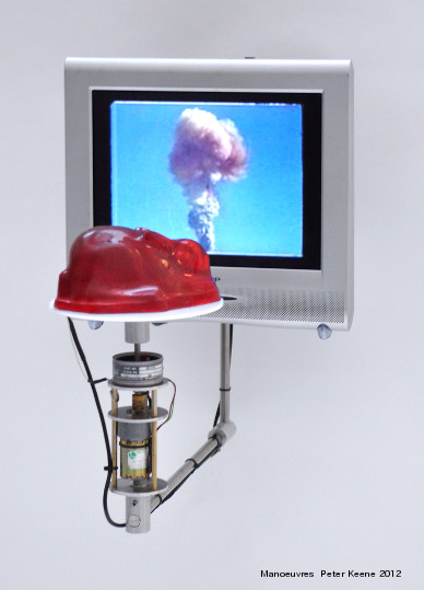 Manoeuvres,oeuvre de Peter Keene, lapin en jelly tremblant devant la vidéo des essais de la bombe atomique