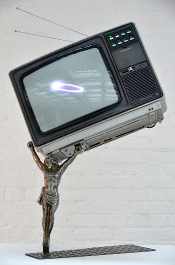 sculpture Christ portant un téléviseur, auréole électronique - Peter Keene, art contemporain